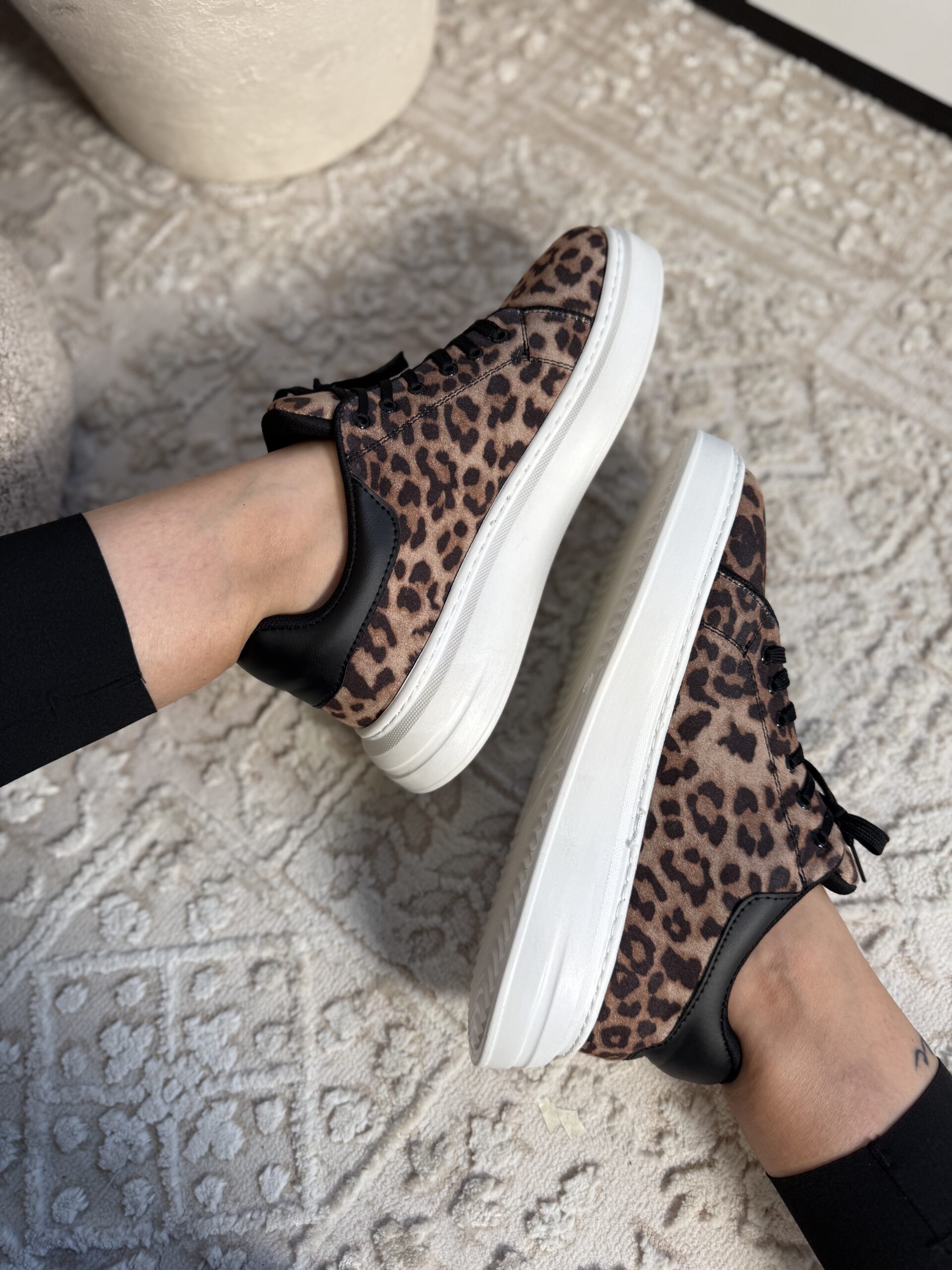 IMG_2612 اسنیکرز پلنگی مدل برلین کد 8028 - تصویر 1